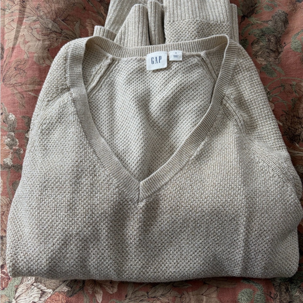 GAP Women’s Sparkly Cream V-Neck